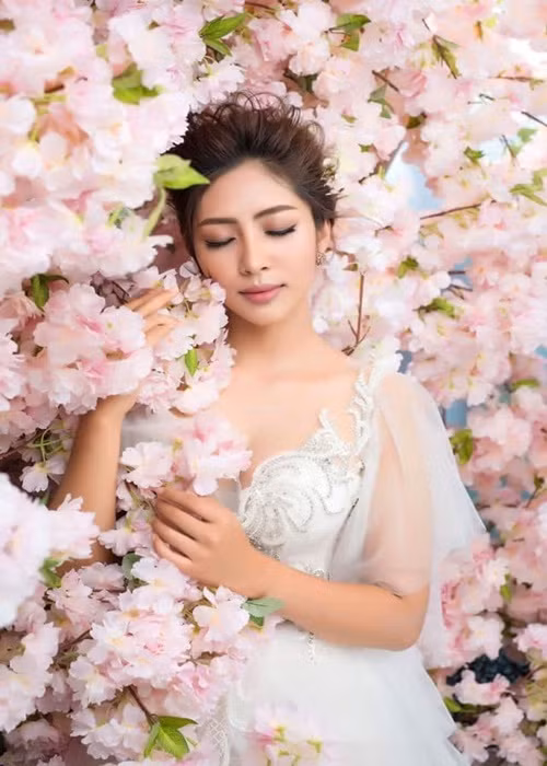 Nàng hậu tố chồng ngoại tình, vũ phu khi cô mang bầu sinh con. Thu Thảo còn tiết lộ, cô bị kẻ thứ ba khủng bố thách thức đến hoảng loạn tinh thần.