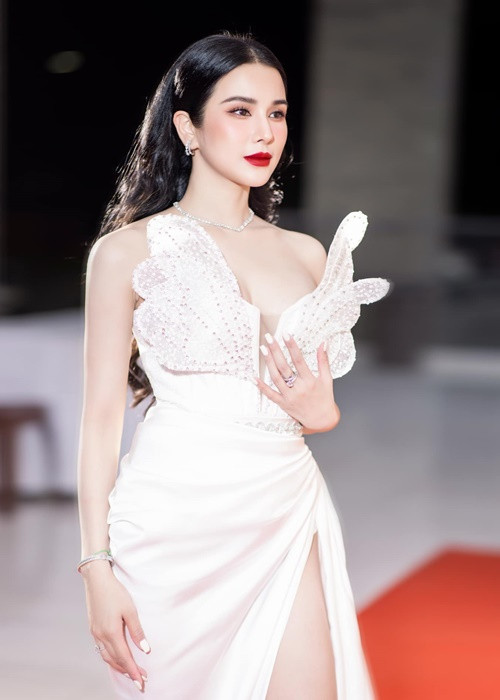 Khoảng 3 năm trước, hôn nhân của Diệp Lâm Anh và Đức Phạm gặp trục trặc. Vì các con và còn yêu chồng, nữ người mẫu cố gắng cứu vãn hôn nhân.