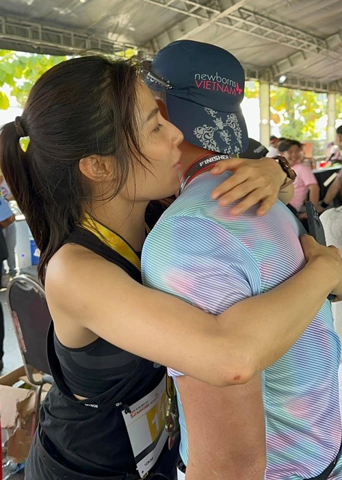 Diễm My cũng cho biết, bố mẹ bạn trai không có sự thúc ép mà chỉ nhẹ nhàng nhắc nhở và tôn trọng quyền quyết định của cả hai.