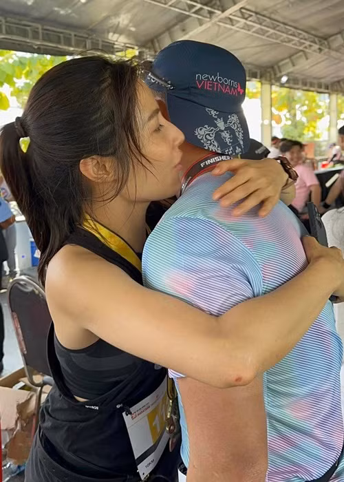 Diễm My cũng cho biết, bố mẹ bạn trai không có sự thúc ép mà chỉ nhẹ nhàng nhắc nhở và tôn trọng quyền quyết định của cả hai.