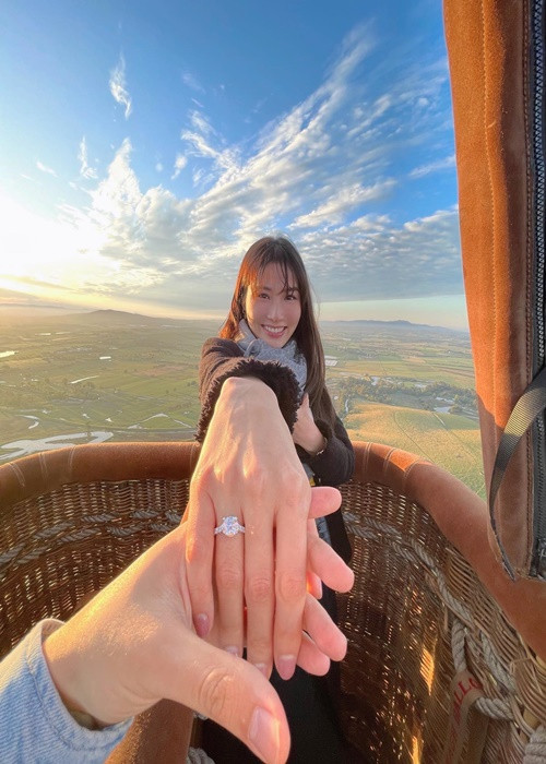 Trên trang cá nhân, nữ diễn viên Diễm My 9x vừa khoe nhẫn cầu hôn. Bạn trai của Diễm My - Vinh Nguyễn đã cầu hôn cô trên khinh khí cầu khi cả hai ở Australia.