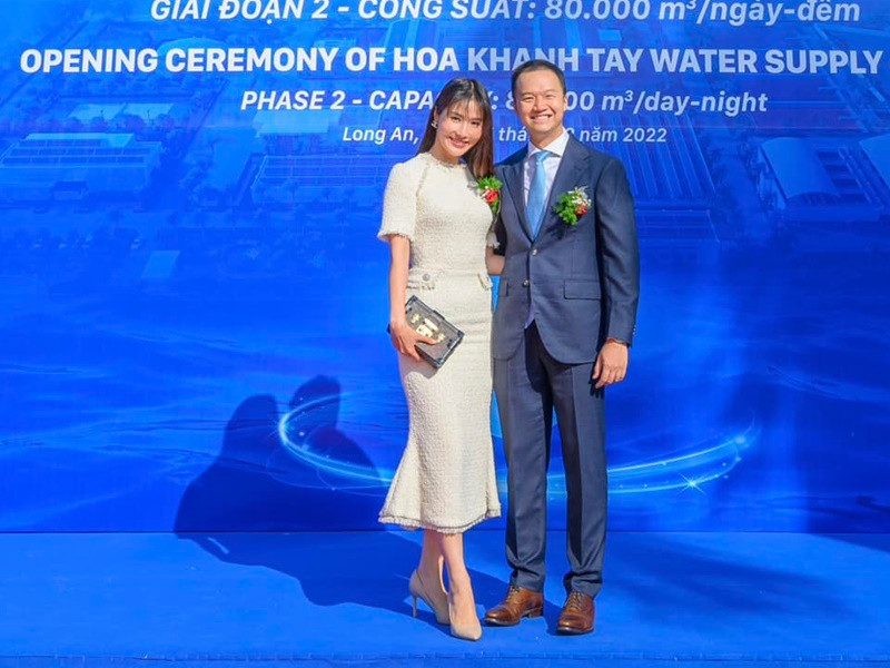 Trước thông tin Diễm My được cầu hôn, Nhã Phương - người bạn thân thiết của Diễm My chia sẻ: “Mở mắt ra thấy nhỏ bạn đi lấy chồng, mừng rớt nước mắt”.