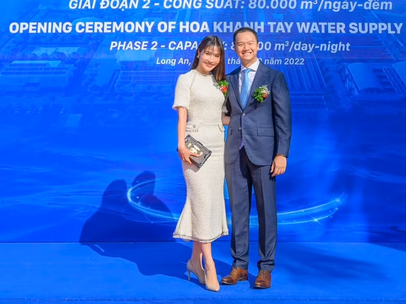 Trước thông tin Diễm My được cầu hôn, Nhã Phương - người bạn thân thiết của Diễm My chia sẻ: “Mở mắt ra thấy nhỏ bạn đi lấy chồng, mừng rớt nước mắt”.