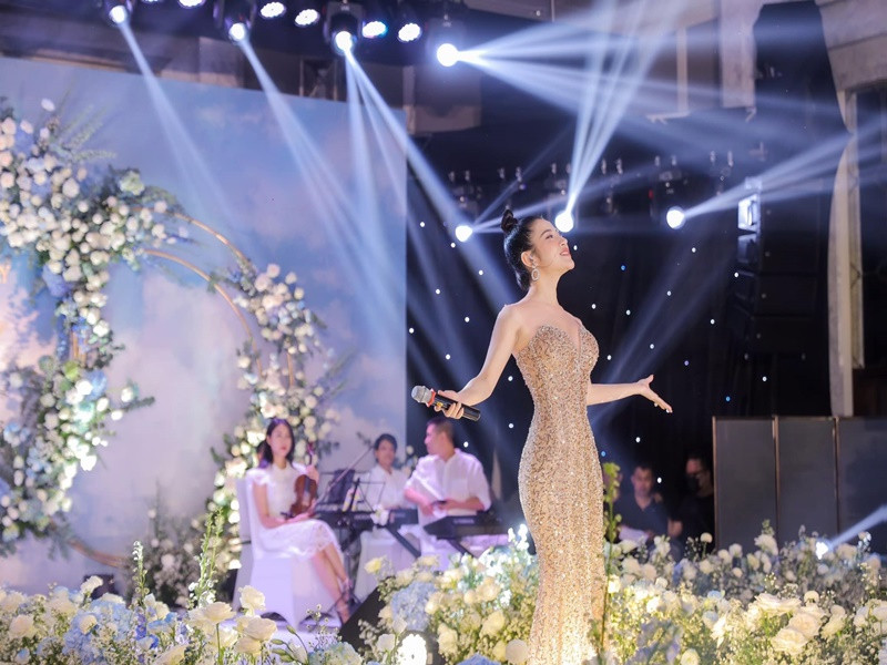 Nhan sac To My hat dam cuoi cat-se bang chiec xe hoi