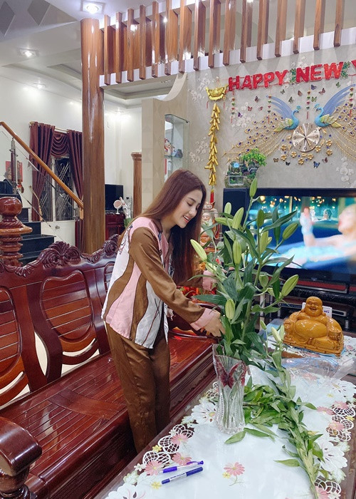 Cuộc sống đằng sau ánh hào quang của ca sĩ Tố My nhận được sự chú ý của người hâm mộ.