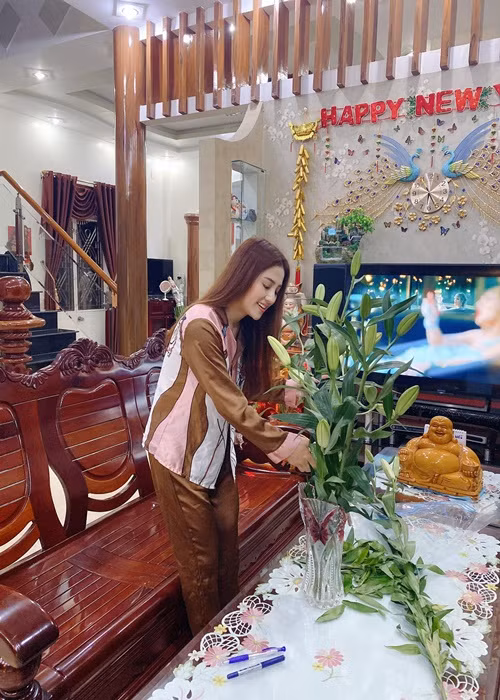 Cuộc sống đằng sau ánh hào quang của ca sĩ Tố My nhận được sự chú ý của người hâm mộ.