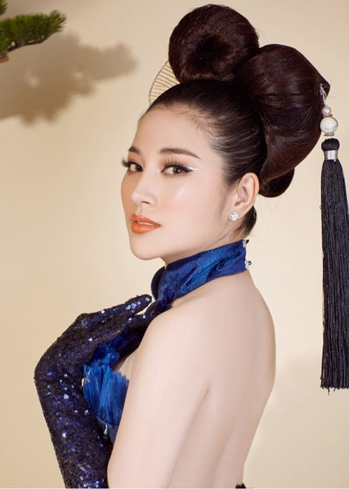 Khi xuất hiện trước công chúng, nữ ca sĩ gây ấn tượng với vẻ ngoài chỉn chu.