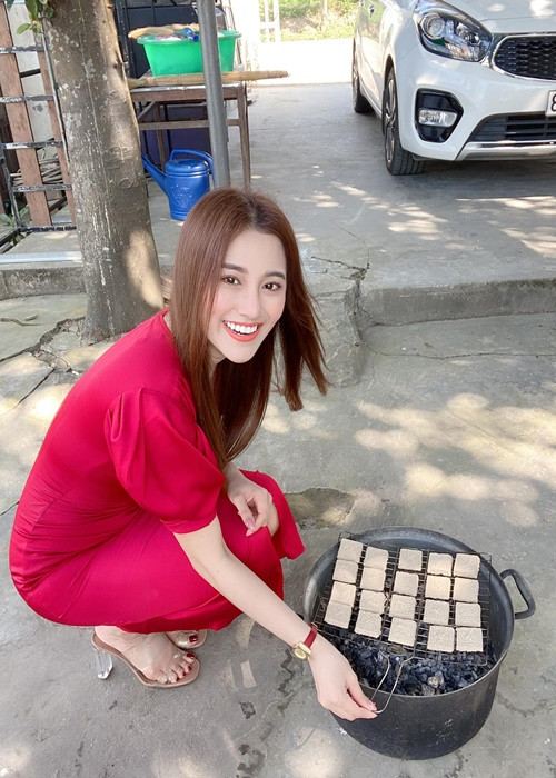 Mỗi khi về quê nhà Đà Nẵng, Tố My thường nấu nướng cùng gia đình.