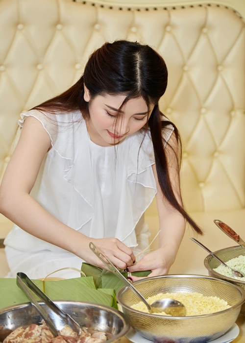Nữ ca sĩ gói bánh chưng mỗi dịp Tết đến xuân về.