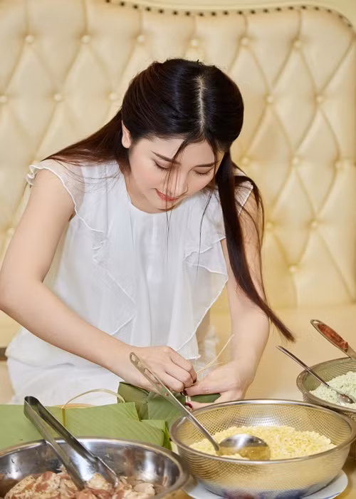 Nữ ca sĩ gói bánh chưng mỗi dịp Tết đến xuân về.