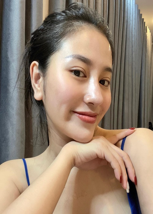 Ngoài đời, Tố My tự tin xuất hiện với gương mặt ít son phấn hoặc mặt mộc.