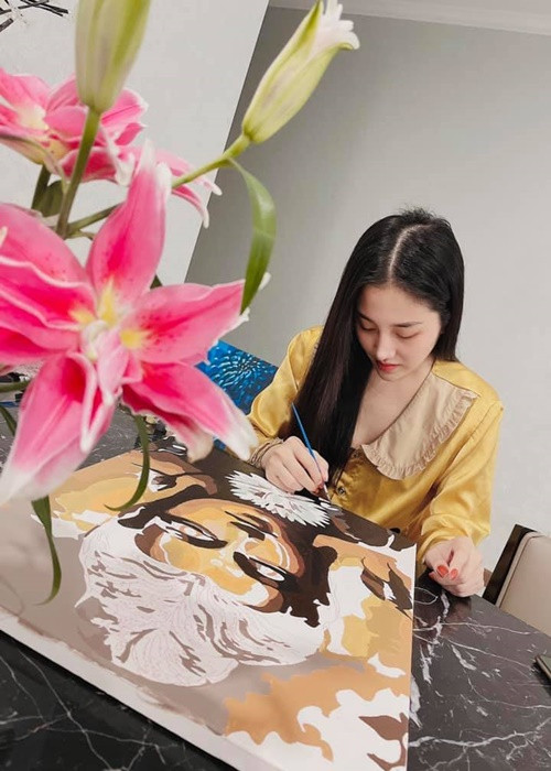 Nữ ca sĩ từng tốt nghiệp đại học Luật và làm việc trong ngành một thời gian.