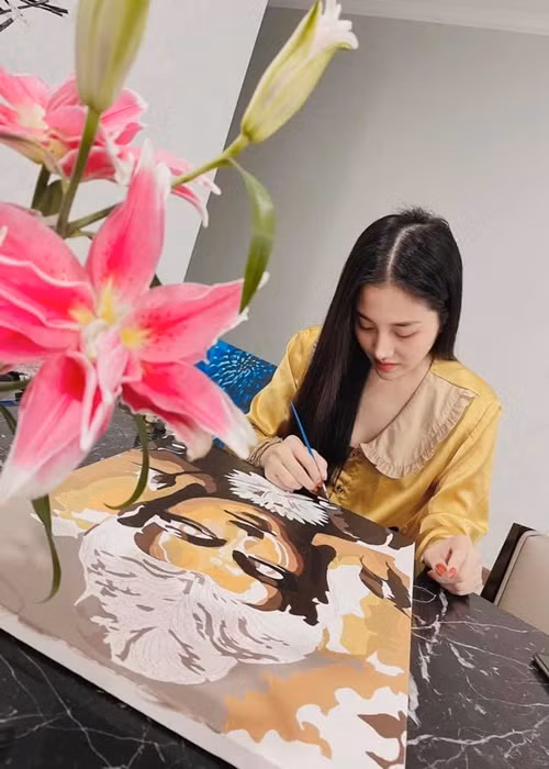 Nữ ca sĩ từng tốt nghiệp đại học Luật và làm việc trong ngành một thời gian.