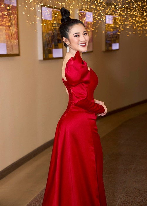 Tố My sinh năm 1991, sở hữu giọng hát ngọt như mía lùi cùng ngoại hình xinh đẹp.