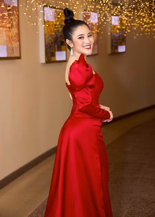 Tố My sinh năm 1991, sở hữu giọng hát ngọt như mía lùi cùng ngoại hình xinh đẹp.