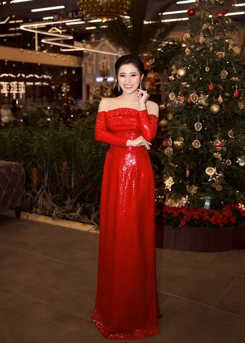 Theo Dân Trí, nữ ca sĩ từ chối tiết lộ về vấn đề cát sê nhưng cho biết con số mà chủ nhân buổi tiệc bỏ ra hoàn toàn tương xứng với chất lượng chương trình.