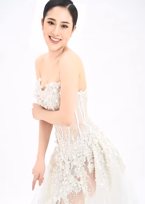 Vóc dáng gợi cảm của nữ ca sĩ gây mê người đối diện.