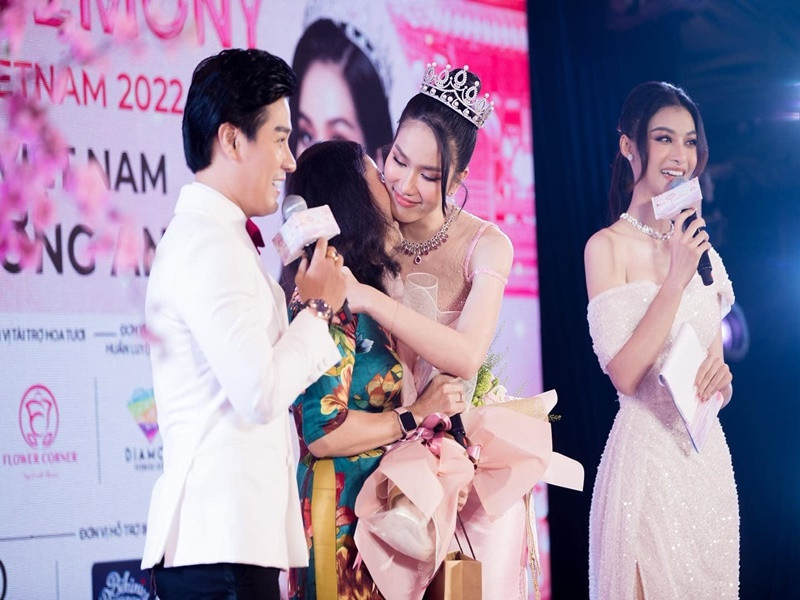 Khi đứng trên sân khấu trong chung kết Hoa hậu Quốc tế 2022, nàng á hậu cũng cảm thấy biết ơn vì bản thân đã trưởng thành và học hỏi được nhiều điều. Ảnh: FBNV