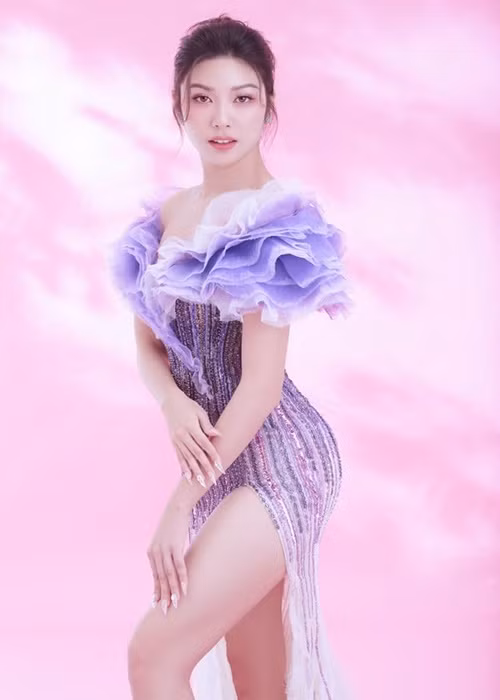 Thúy Vân chia sẻ về quyết định ca hát: "Trong thời gian hoạt động nghệ thuật, tôi nhiều lần bị hiểu lầm. Thúy Vân không muốn giải thích quá nhiều. Tôi chỉ muốn chứng minh với khán giả bằng âm nhạc. Âm nhạc mang lại cho tôi cơ hội được làm chính mình và kể cho mọi người nghe về những góc độ khác của bản thân".