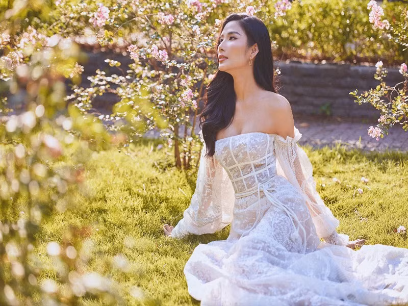 Thông tin Hoàng Thùy lấn sân ca hát nhận được sự quan tâm của nhiều khán giả bởi chân dài sinh năm 1992 này vốn chỉ có kinh nghiệm làm người mẫu, thi hoa hậu.