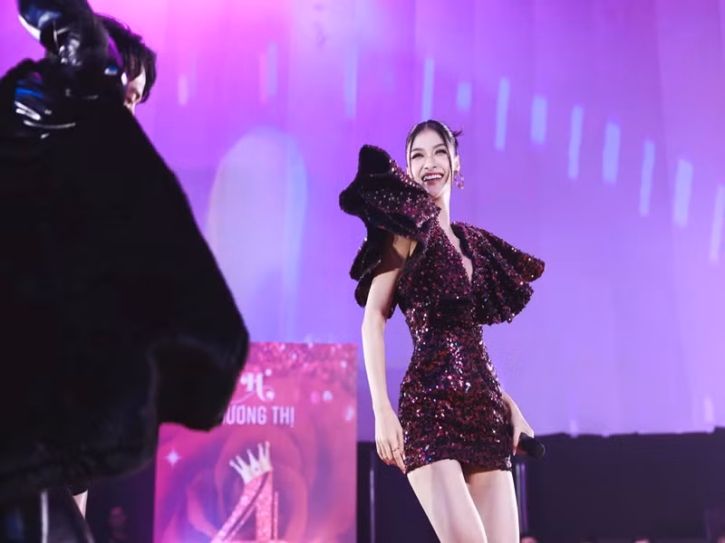 Trước Hoàng Thùy, không ít á hậu Việt cũng lấn sân ca hát. Kiều Loan là một trong số đó. Sau khi giành danh hiệu á hậu 1 Hoa hậu Thế giới Việt Nam 2019, Kiều Loan theo đuổi con đường ca hát chuyên nghiệp.