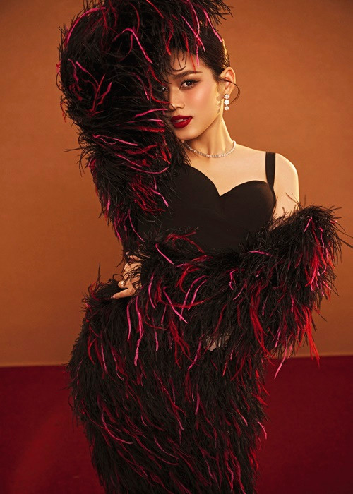 Khi mới đăng quang, nàng hậu hướng đến hình ảnh trong trẻo, dịu dàng tuổi đôi mươi.