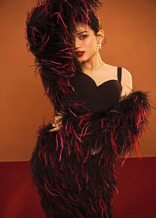 Khi mới đăng quang, nàng hậu hướng đến hình ảnh trong trẻo, dịu dàng tuổi đôi mươi.