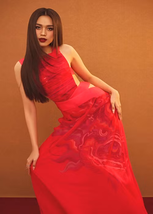 Cô được nhiều người yêu mến bởi tính cách thân thiện và gần gũi.