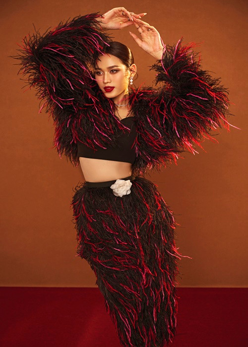 Tuy nhiên trong bộ ảnh mới đây, Hoa hậu Đỗ Thị Hà bất ngờ rũ bỏ hình ảnh ngọt ngào ngày thường, biến hóa đầy sắc sảo.