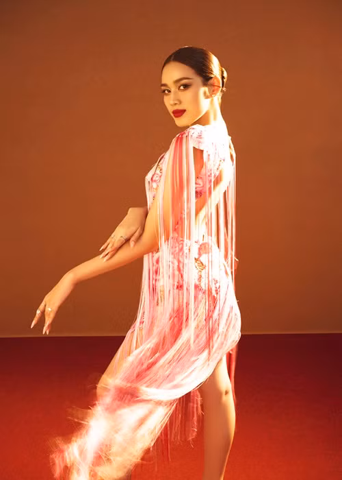 Đỗ Thị Hà sẽ trao vương miện cho cô gái giành chiến thắng trong chung kết Hoa hậu Việt Nam 2022 diễn ra vào tối ngày 23/12.