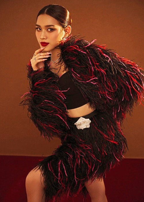 Nàng hậu được người hâm mộ khen “cân đủ” loại các phong cách từ trong trẻo, nhẹ nhàng đến cá tính.