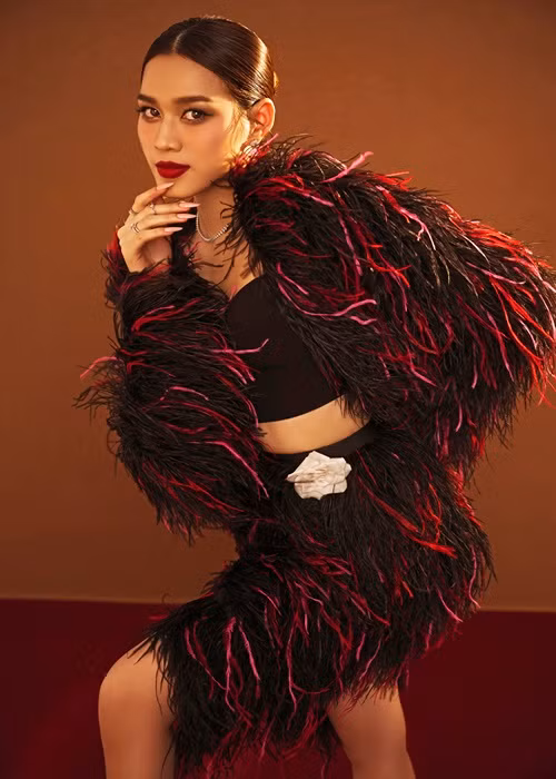 Nàng hậu được người hâm mộ khen “cân đủ” loại các phong cách từ trong trẻo, nhẹ nhàng đến cá tính.