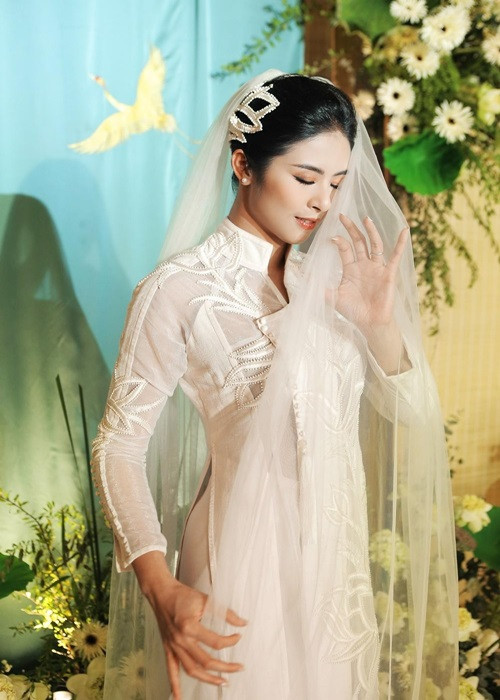 Trong lễ cưới, Ngọc Hân diện 3 bộ áo dài tự thiết kế. Ảnh: Tiền Phong
