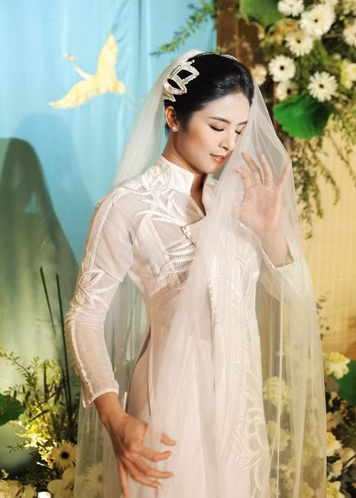 Trong lễ cưới, Ngọc Hân diện 3 bộ áo dài tự thiết kế. Ảnh: Tiền Phong