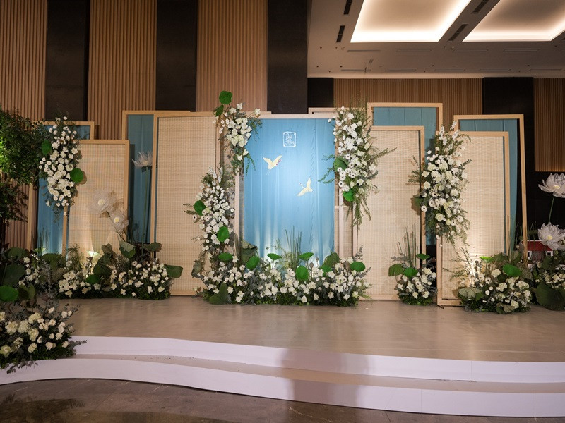 Ngọc Hân tái hiện ngôi nhà với những cánh cửa. Bộ cửa được mượn từ một ngôi nhà cổ gần 100 năm ở Bắc Ninh. Ảnh: Vietnamnet