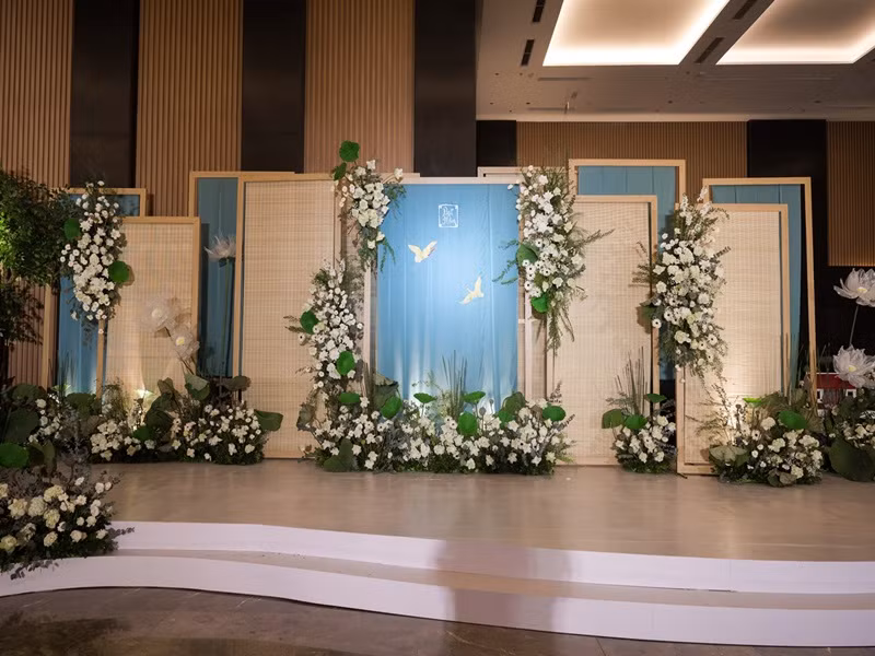 Ngọc Hân tái hiện ngôi nhà với những cánh cửa. Bộ cửa được mượn từ một ngôi nhà cổ gần 100 năm ở Bắc Ninh. Ảnh: Vietnamnet