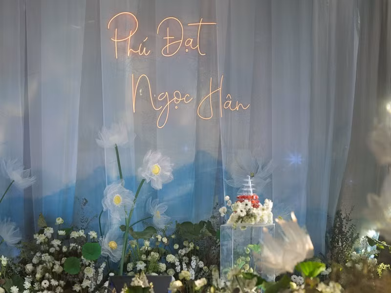 Không gian đám cưới ngập tràn hoa sen trắng. Ảnh: Vietnamnet