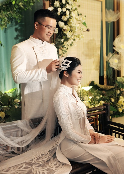 Trong hôn lễ của Ngọc Hân, cô dâu chú rể bước lên sân khấu trong tiếng hát đồng dao của các bé thiếu nhi. Phú Đạt thổi sáo tặng Ngọc Hân ca khúc "Endless love" trong bộ phim "Thần thoại". Ảnh: VTV