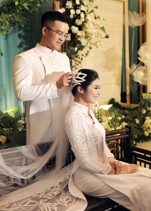 Trong hôn lễ của Ngọc Hân, cô dâu chú rể bước lên sân khấu trong tiếng hát đồng dao của các bé thiếu nhi. Phú Đạt thổi sáo tặng Ngọc Hân ca khúc "Endless love" trong bộ phim "Thần thoại". Ảnh: VTV