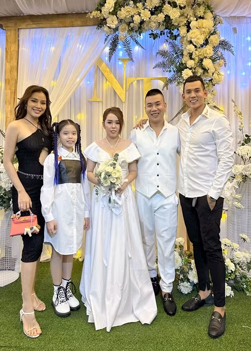 Khi biết có con, ông xã Phương Trinh Jolie từ bất ngờ đến bật khóc.