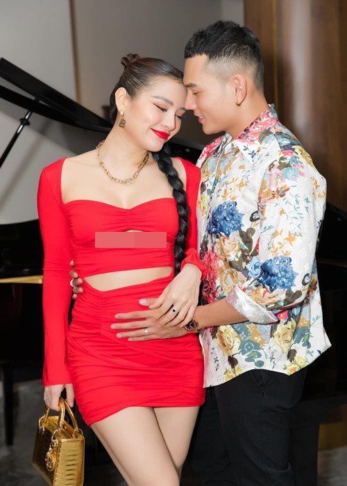 Bà bầu chuộng váy áo cắt xẻ tôn vẻ gợi cảm.