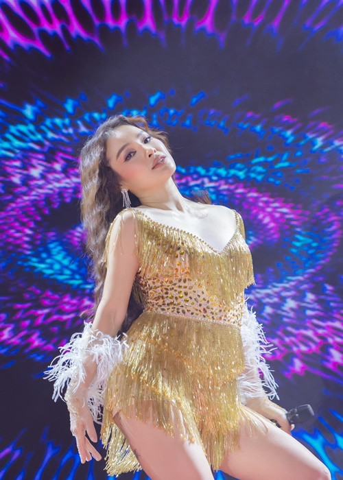 Giọng ca 8X để lộ vòng 2 lùm lùm.