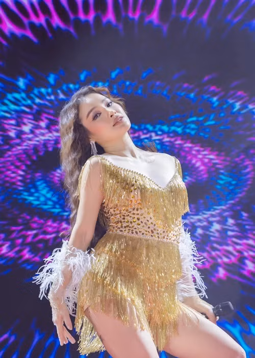 Giọng ca 8X để lộ vòng 2 lùm lùm.