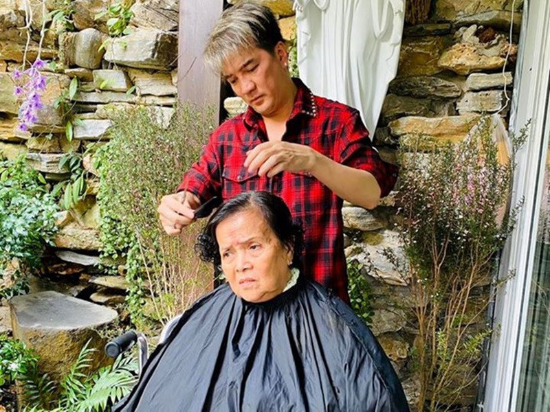 Một trong những công việc gắn bó lâu nhất với Đàm Vĩnh Hưng trước khi đi hát là cắt tóc. Nam ca sĩ đến nay vẫn thường xuyên làm đẹp cho các đồng nghiệp, người thân mỗi khi có cơ hội. Ảnh: Vietnamnet