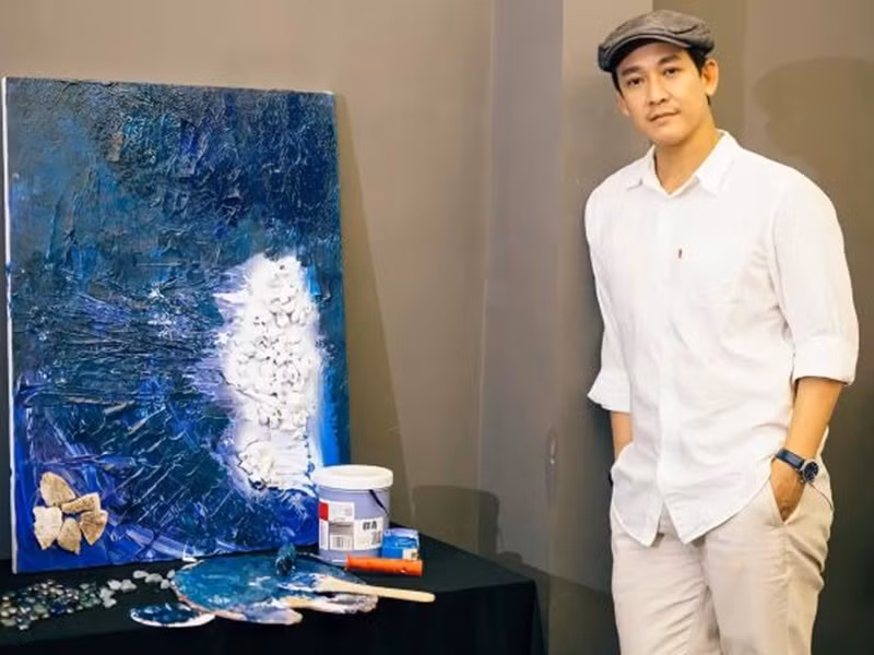 Ngoài đóng phim, làm người mẫu, Hứa Vĩ Văn còn là một họa sĩ. Theo Tiền Phong, trước khi trở thành diễn viên, anh là sinh viên ngành mỹ thuật. Bỏ hội họa nhiều năm, Hứa Vĩ Văn chỉ trở lại cầm cọ khi trải qua nhiều biến cố trong cuộc sống. Ảnh: Bảo vệ công lý