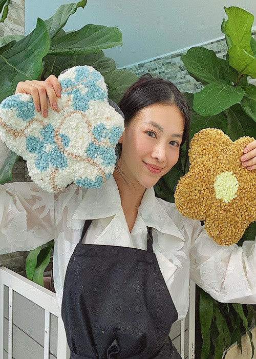 Trong thời gian dịch COVID-19 bùng phát, Hoa hậu Phương Khánh theo đuổi bộ môn thêu nổi để giải tỏa áp lực tâm lý. “Khi ngồi thêu tranh, tôi cảm thấy tâm hồn mình bình yên. Đó là điều mà tôi luôn mong muốn có được”, người đẹp chia sẻ. Ảnh: Dân Việt