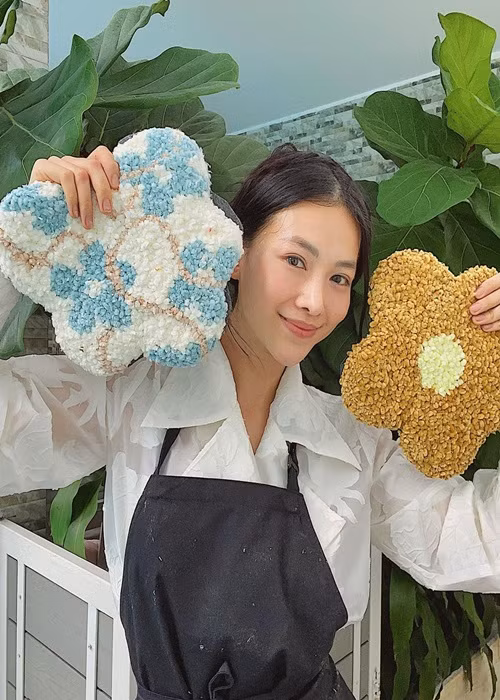 Trong thời gian dịch COVID-19 bùng phát, Hoa hậu Phương Khánh theo đuổi bộ môn thêu nổi để giải tỏa áp lực tâm lý. “Khi ngồi thêu tranh, tôi cảm thấy tâm hồn mình bình yên. Đó là điều mà tôi luôn mong muốn có được”, người đẹp chia sẻ. Ảnh: Dân Việt