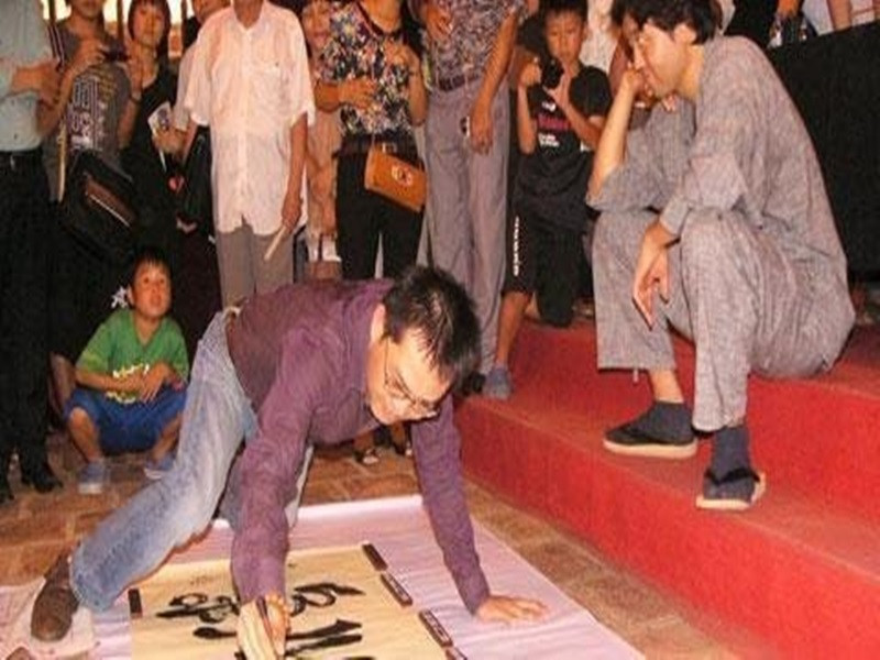 Trung Hiếu treo các bức thư pháp tự viết ở nhà. Ngoài ra, Tết đến xuân về, anh thậm chí ra Văn Miếu - Quốc tử giám viết cho người hâm mộ hoặc tham gia "thi thố". Nhiều sao Việt có tài lẻ khác cũng gây bất ngờ. Ảnh: Vietnamnet