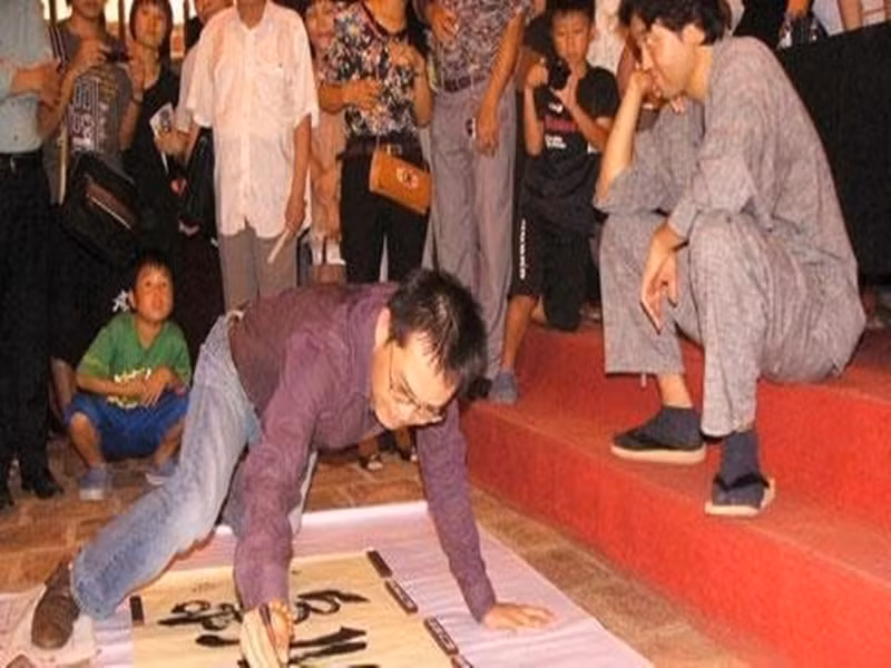 Trung Hiếu treo các bức thư pháp tự viết ở nhà. Ngoài ra, Tết đến xuân về, anh thậm chí ra Văn Miếu - Quốc tử giám viết cho người hâm mộ hoặc tham gia "thi thố". Nhiều sao Việt có tài lẻ khác cũng gây bất ngờ. Ảnh: Vietnamnet