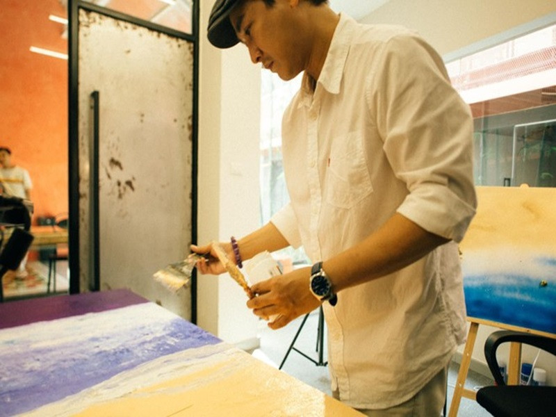 Ban đầu Hứa Vĩ Văn đem đấu giá tranh qua mạng xã hội để làm từ thiện. Sau đó, anh mạnh dạn làm triển lãm tranh. Ảnh: An ninh thủ đô